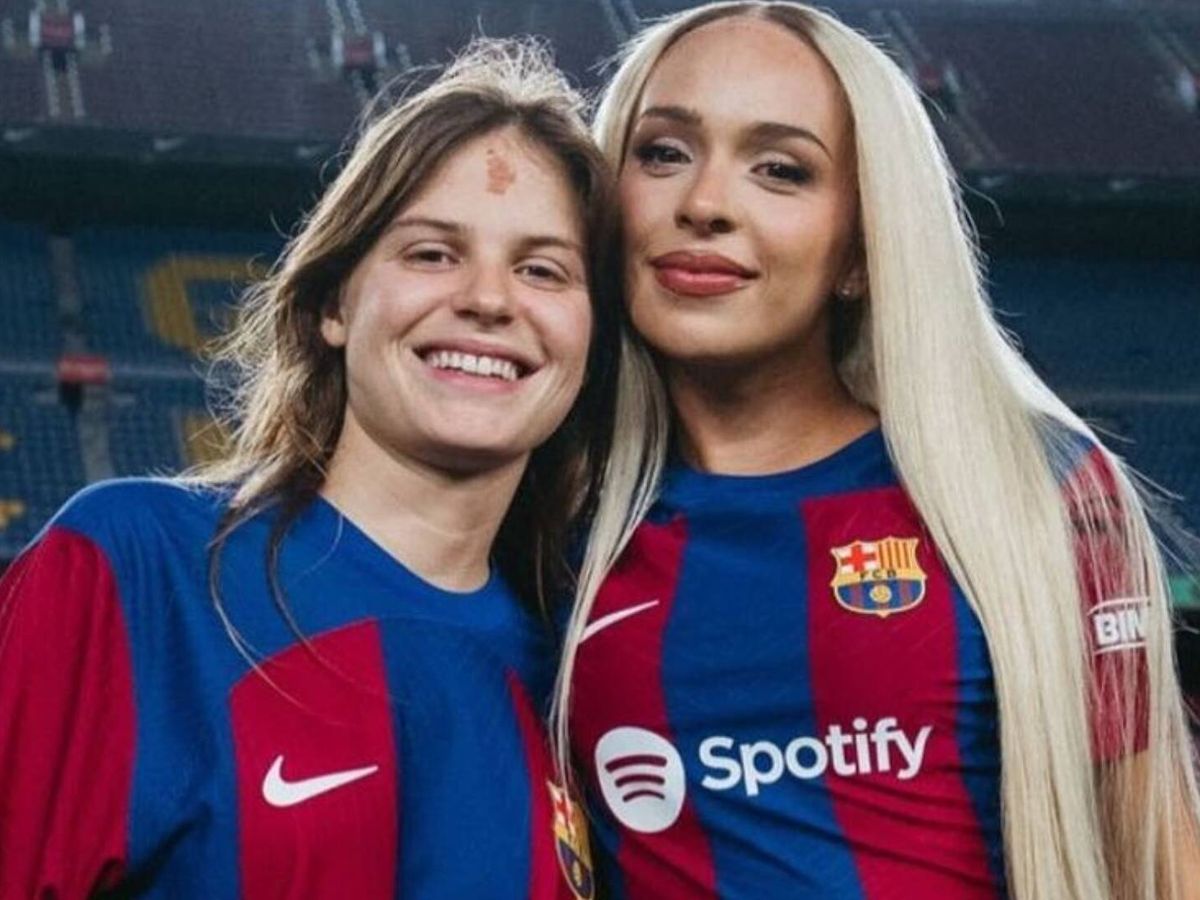 Foto: Mushkaa y su hermana Bad Gyal, en un evento en el Camp Nou. (Instagram/@mushkaaa___)