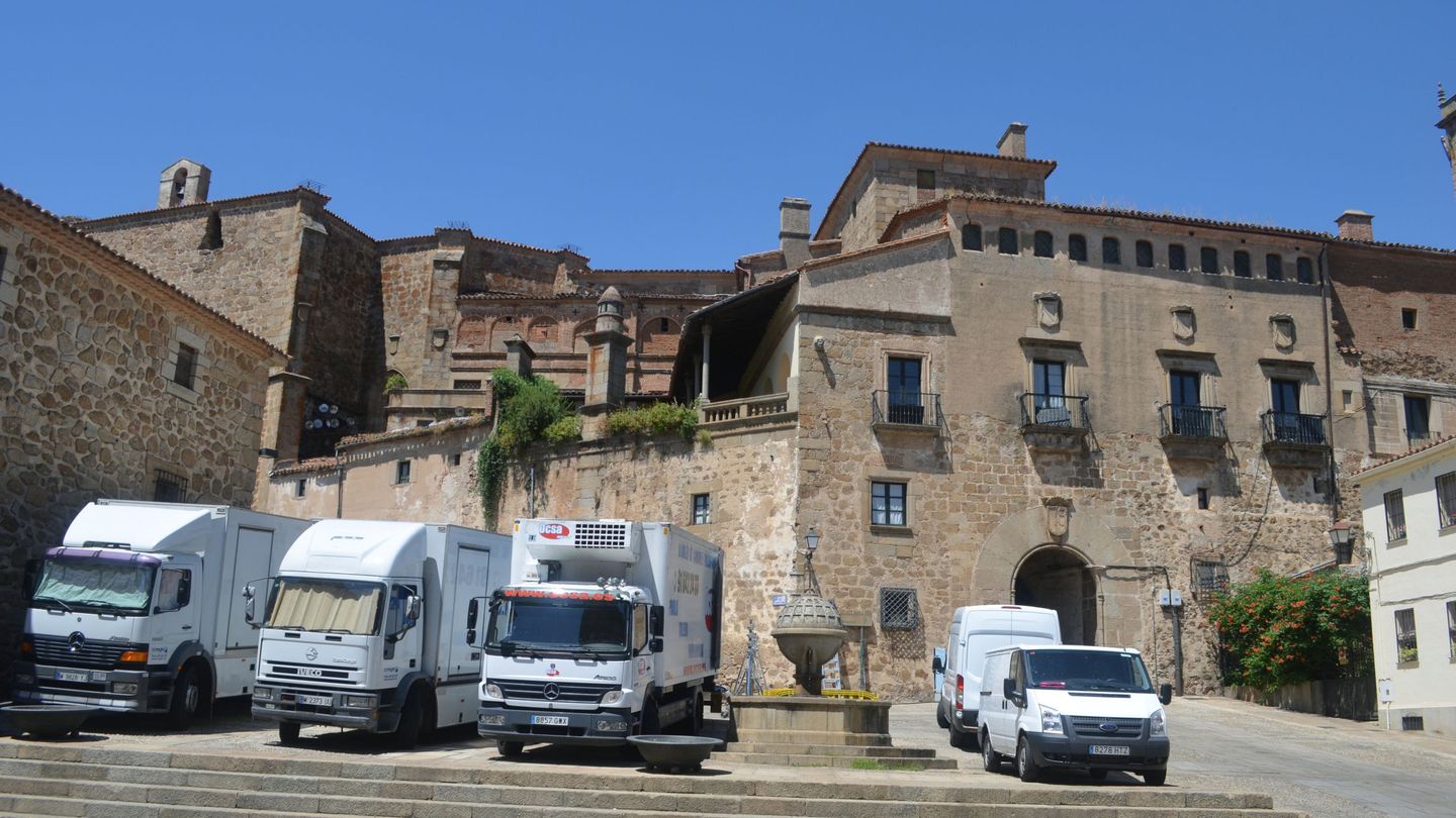 Varias furgonetas de rodaje aparcadas delante del palacio de Mirabel. (EFE)
