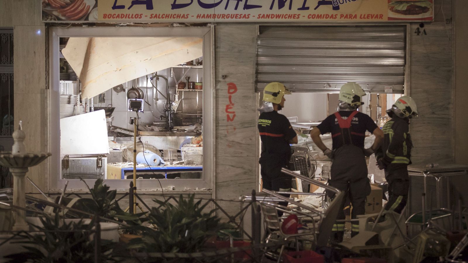 Foto: Bomberos inspeccionan el lugar de la explosión en una cocina de gas de una cafetería situada junto al recinto ferial de Vélez-Málaga. (EFE)