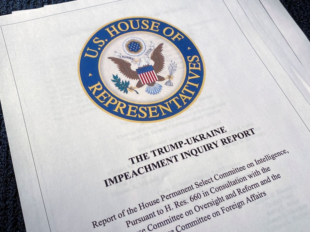Foto: Informe sobre la investigación de 'impeachment'. (Reuters)  