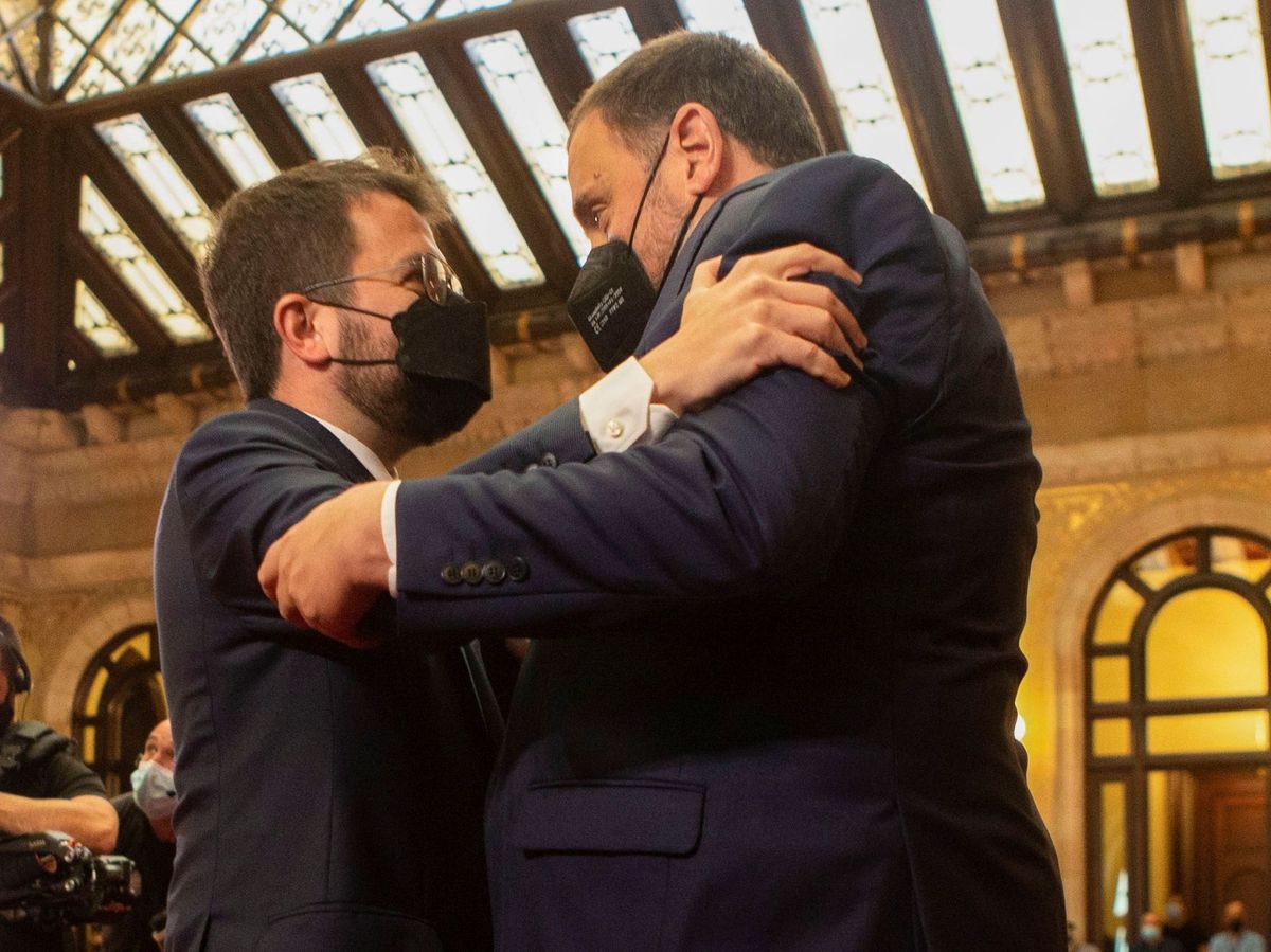 Foto: El presidente de la Generalitat, Pere Aragonès (i), es felicitado por el presidente de ERC, Oriol Junqueras. (EFE) 