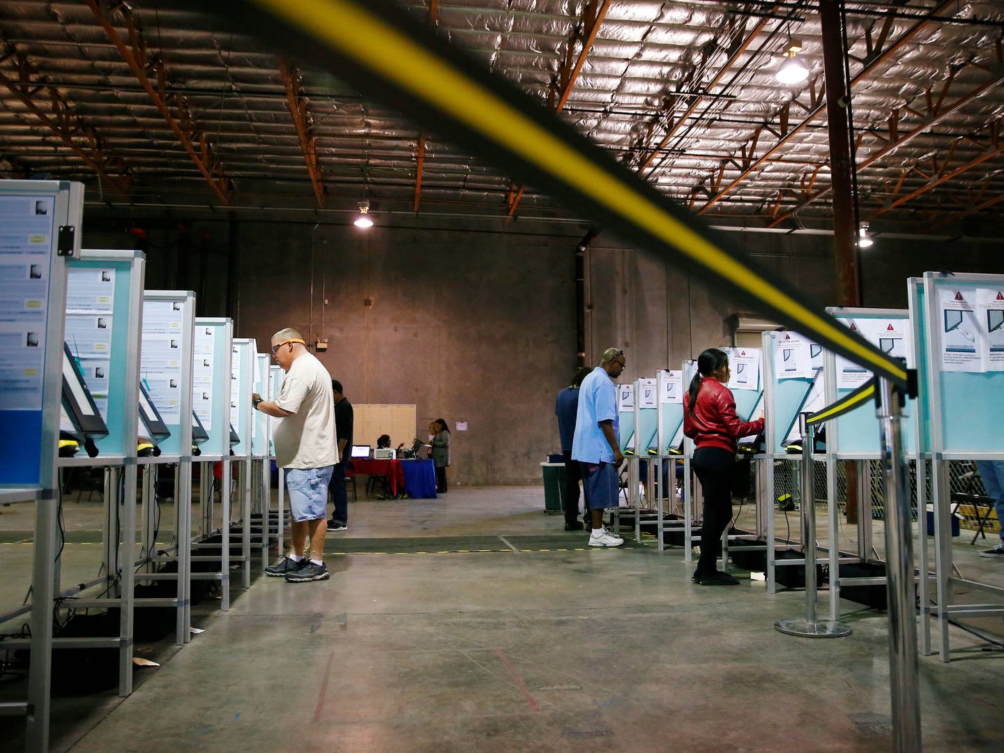 Votantes en un colegio electoral cercano a Las Vegas, durante las elecciones de medio mandato. (Reuters)