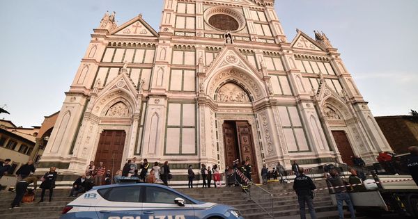 Foto: La policía monta guardia frente a la basílica de Santa Croce después de que un turista español muriera. (EFE)