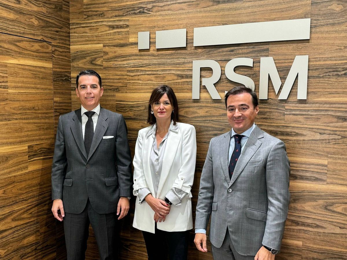 Foto: Horst Hölderl y Raúl Marset, socios de la oficina de Valencia, junto a Lucía Carrau. (RSM)