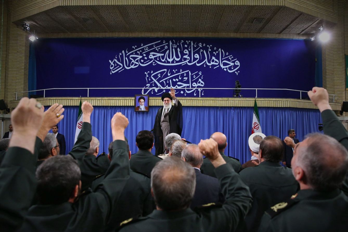 El ayatolá Ali Jamenei se reúne con comandantes del Pasdaran o Guardia Revolucionaria en Teherán, el 18 de septiembre de 2016 (EFE)