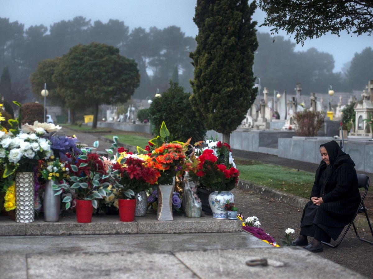 Foto: Mujer ante una tumba en un cementerio. (EFE)