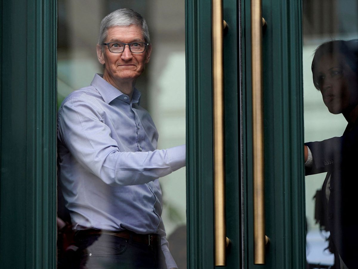 Foto: El CEO de Apple, Tim Cook, en una tienda de la marca en Washington. (Reuters / Joshua Roberts)