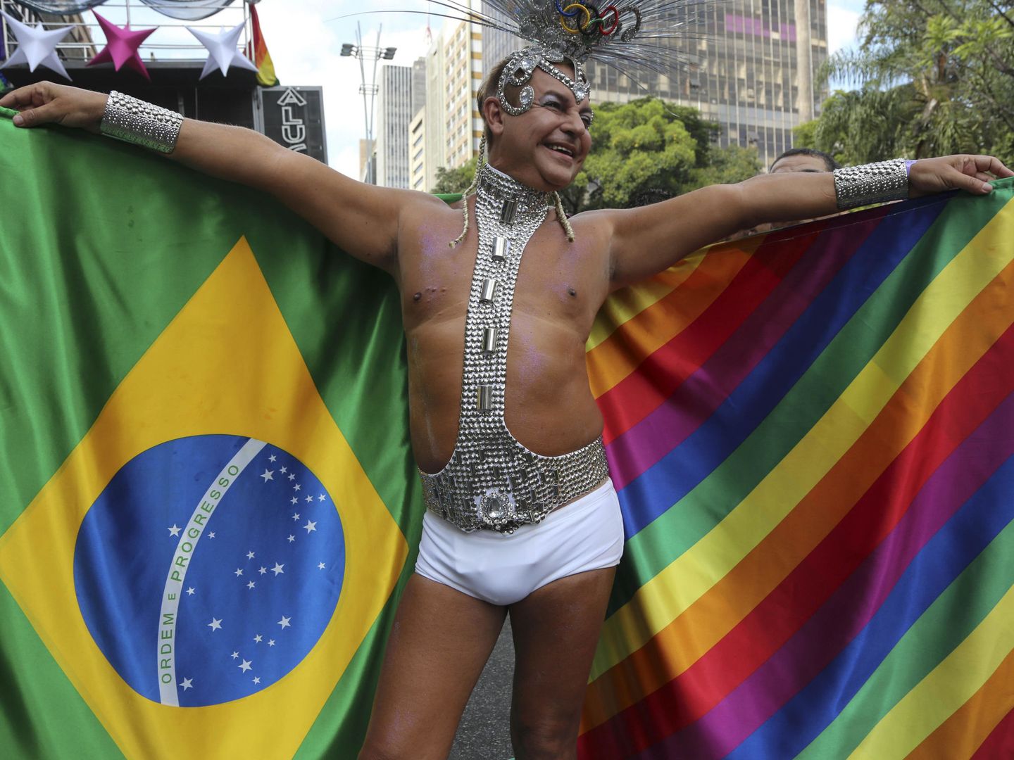 BRA51. SAO PAULO (BRASIL), 29 05 2016.- Un miembro de la comunidad homosexual participa en la vigésima edición de Desfile del Orgullo Gay hoy, domingo 29 de mayo de 2016, en la céntrica Avenida Paulista de Sao Paulo (Brasil). EFE Sebastião Moreira