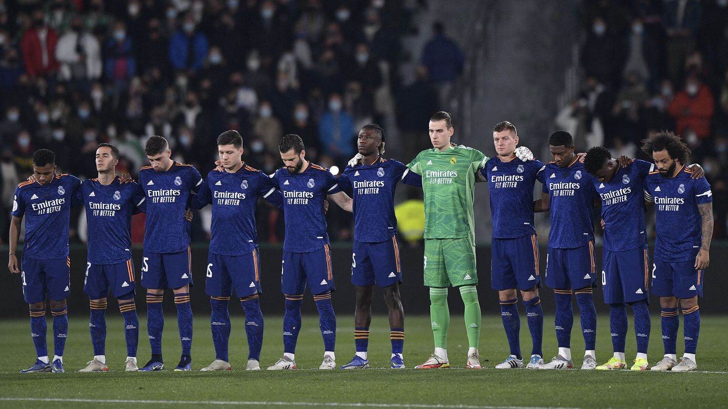 Los jugadores del Madrid, durante el minuto de silencio. (Reuters/Pablo Morano)