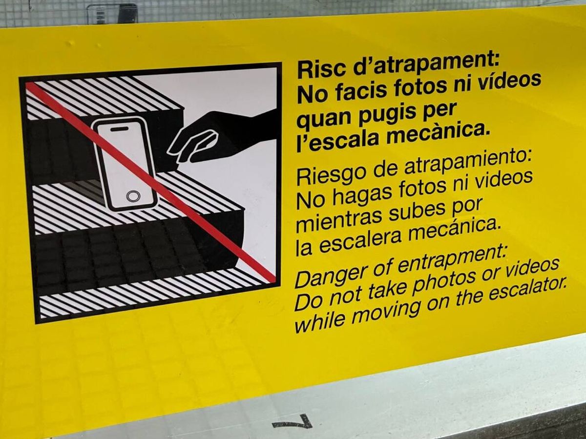 Foto: El aviso de Metro de Barcelona que se ha hecho viral. (X/@alexsnclmnt)
