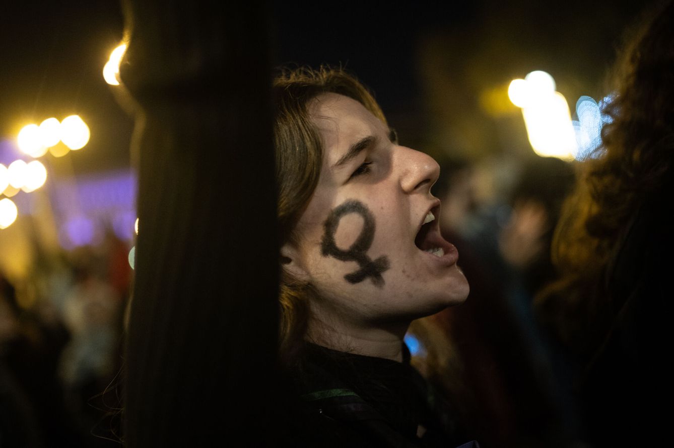 Una mujer con la cara pintada grita, durante una manifestación contra la violencia hacia las mujeres. (Europa Press/Alejandro Martínez Vélez)