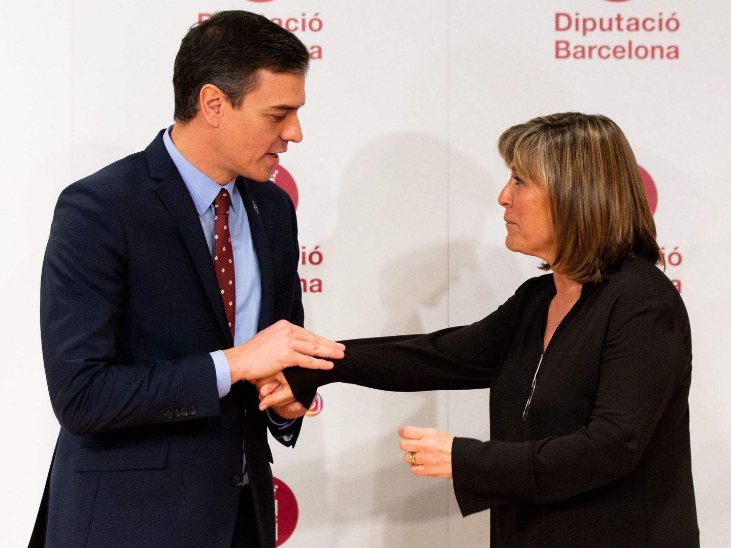 Pedro Sánchez con la presidenta de la Diputación de Barcelona, la alcaldesa de L'Hospitalet, Núria Marín, este 7 de febrero en la sede de la institución provincial. (EFE)