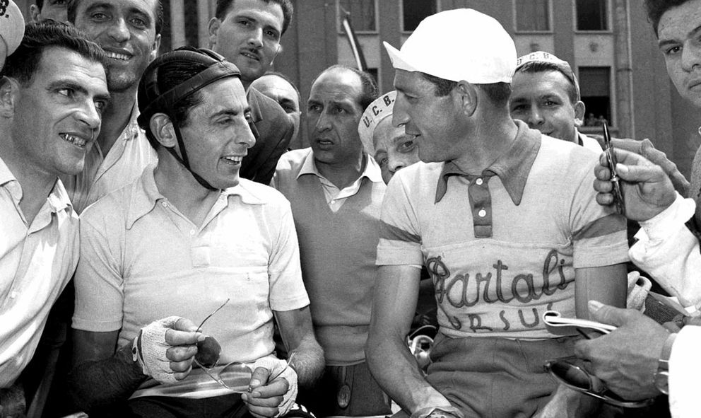 Coppi (a la izquierda) charla con Bartali para la foto.
