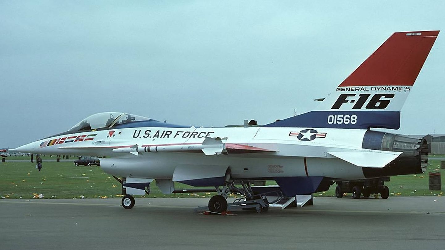 General Dynamics YF-16 Fighting Falcon, prototipo del F-16, en 1977. (Wikimedia Commons)