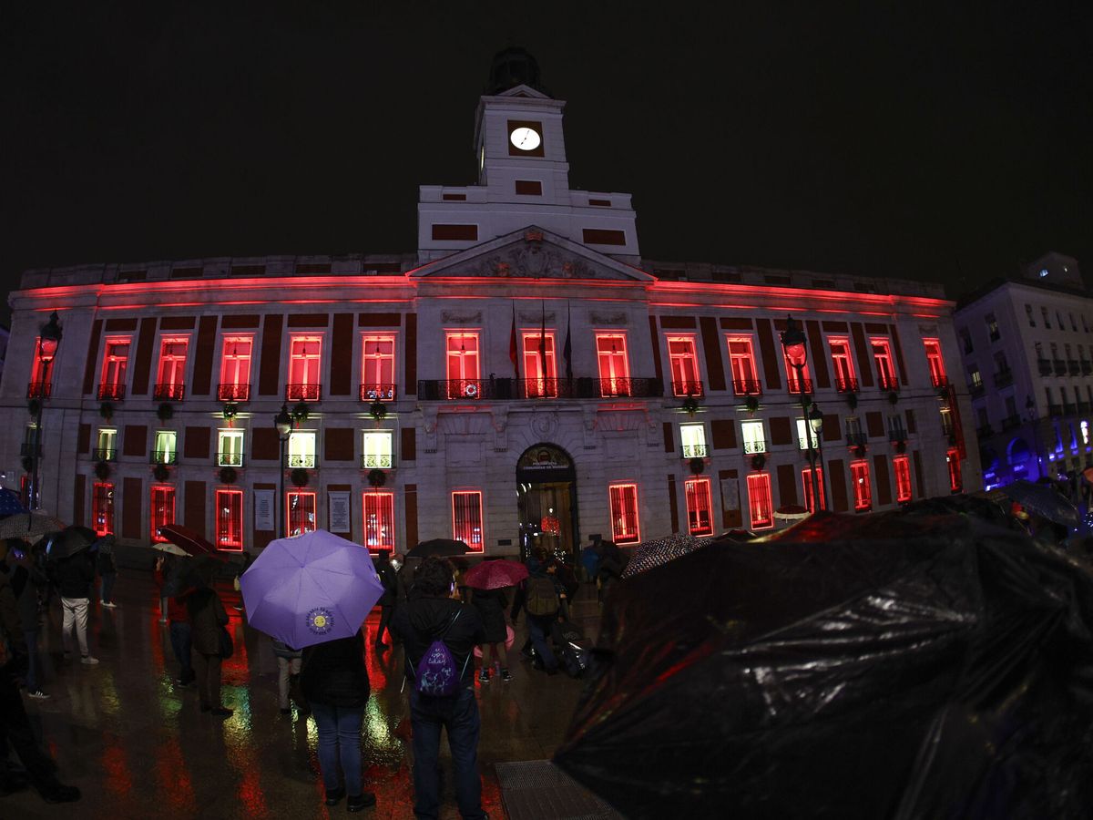 Foto: Madrid enciende la Casa de Correos por Navidad (EFE/Rodrigo Jiménez)