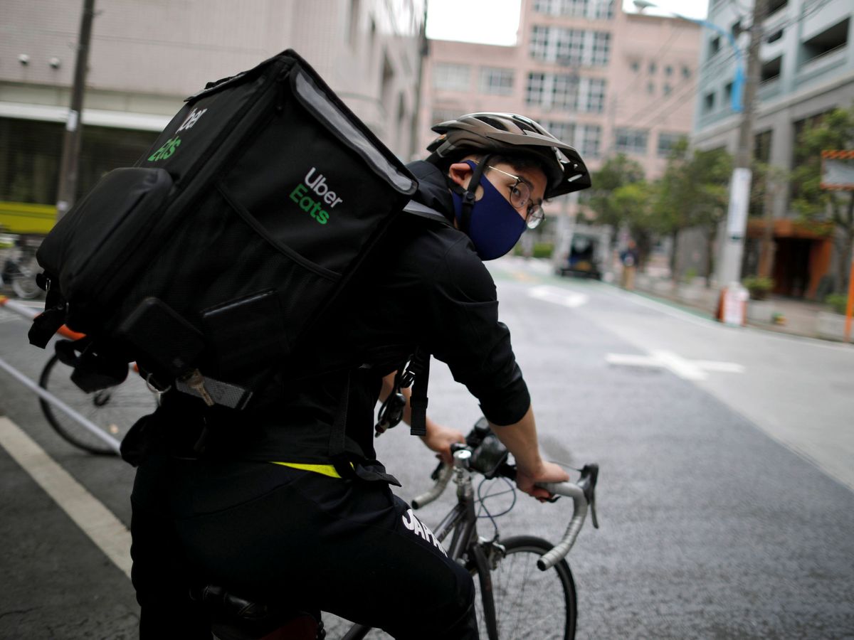 Foto: Ryo Miyake ha cambiado el florete por la bicicleta y la mochila (Reuters/Issei Kato)