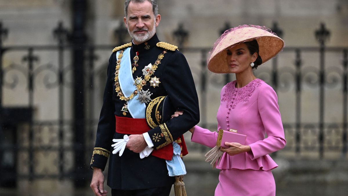 En Nueva York y a medida: la reina Letizia y cómo se hizo su traje rosa de la coronación de Carlos III