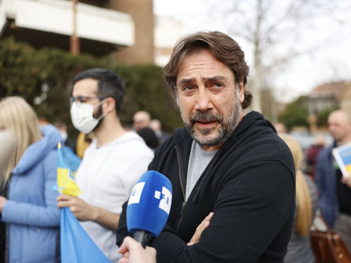 Foto: El actor Javier Bardem atiende a la prensa durante la protesta llevada a cabo este jueves a las puertas de la embajada de Rusia en España. (EFE)