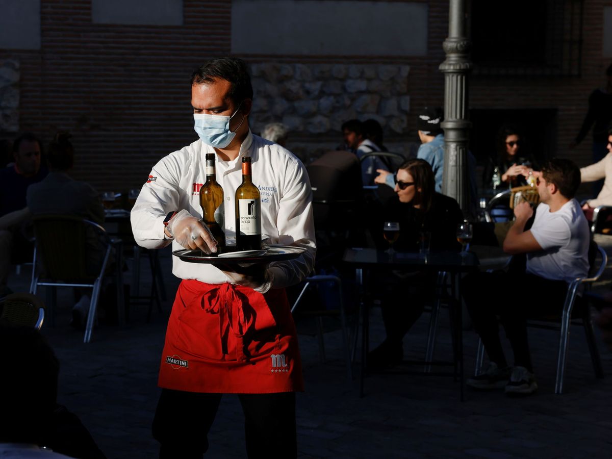 Foto: Un camarero madrileño. (Juan Medina/Reuters)
