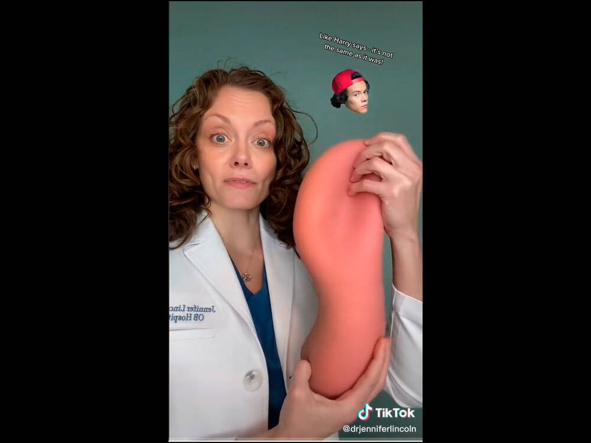Foto: La doctora Jennifer Lincoln con un útero de plástico (TikTok/drjenniferlincoln)