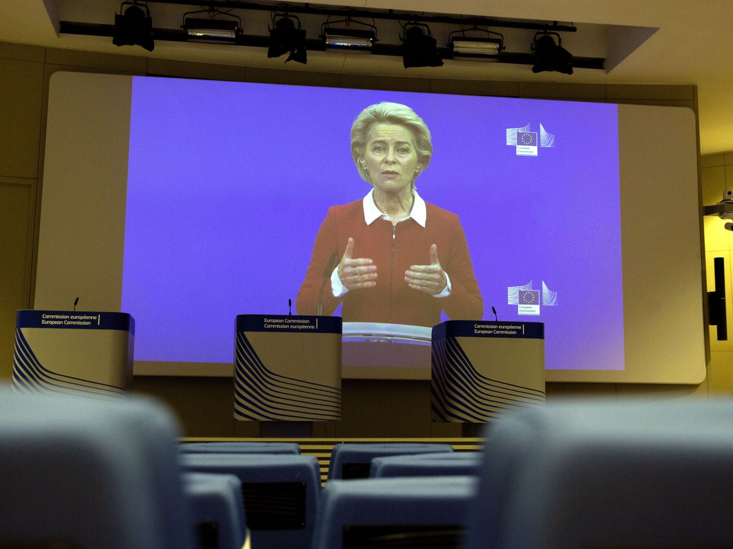 Un vídeo de Von der Leyen es proyectado en la sala de prensa de la Comisión Europea. (EFE)
