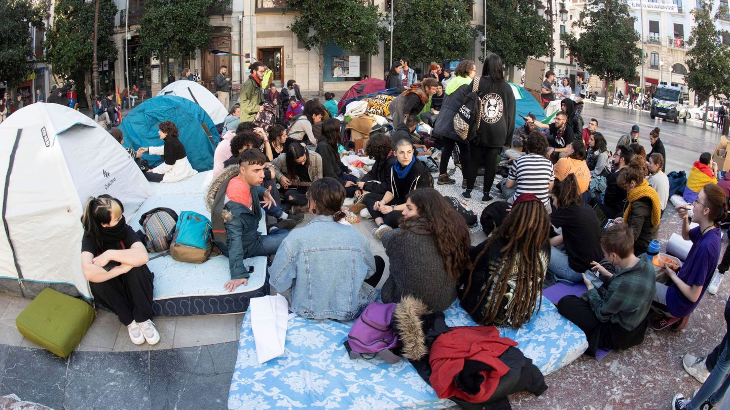 Acampada en la céntrica plaza del Carmen de Granada tras la protesta del lunes. (EFE)