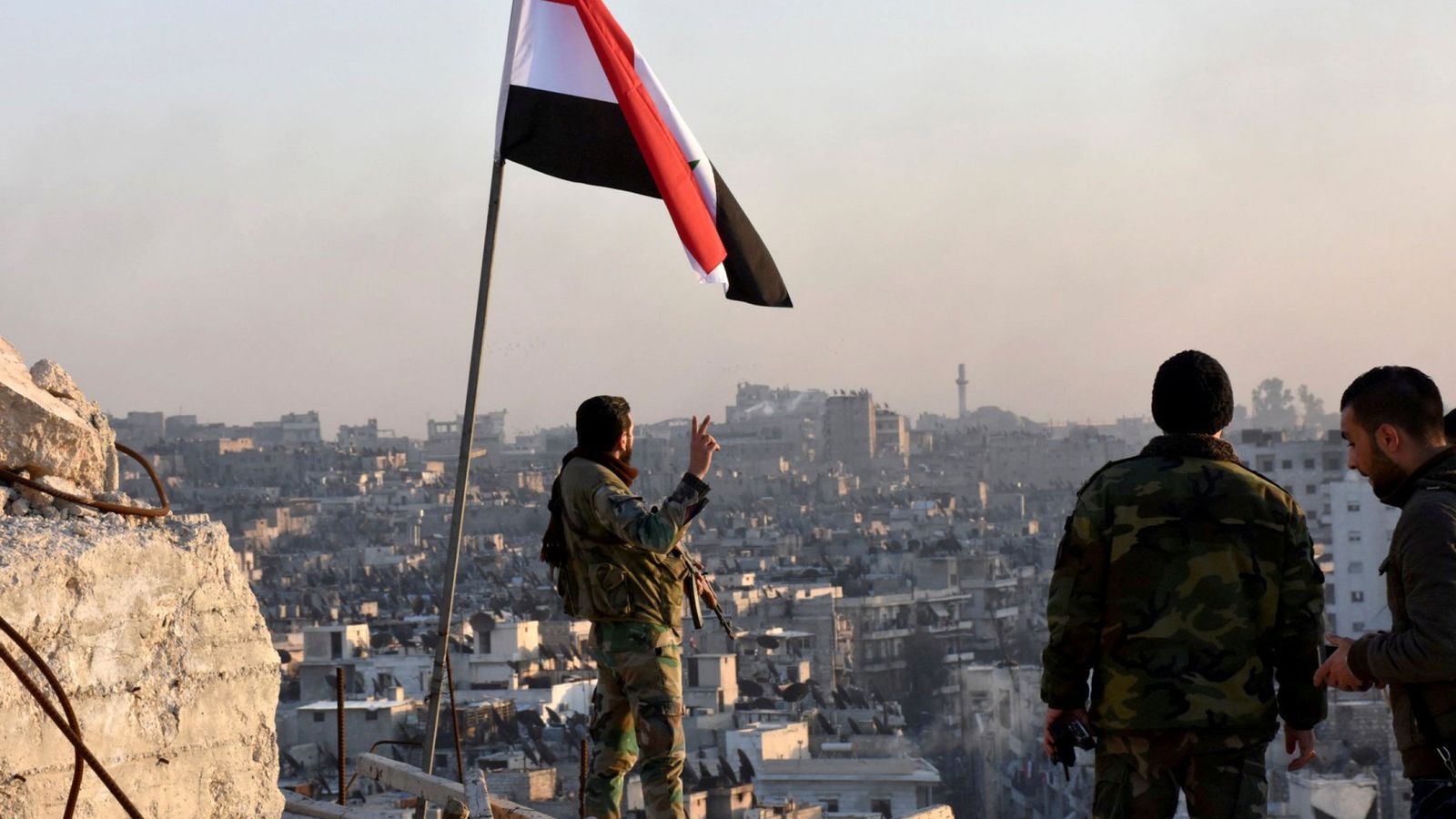 Foto: Soldados gubernamentales colocan una bandera tras la toma de una gran parte del este de Alepo, el 28 de noviembre de 2016. (Reuters)