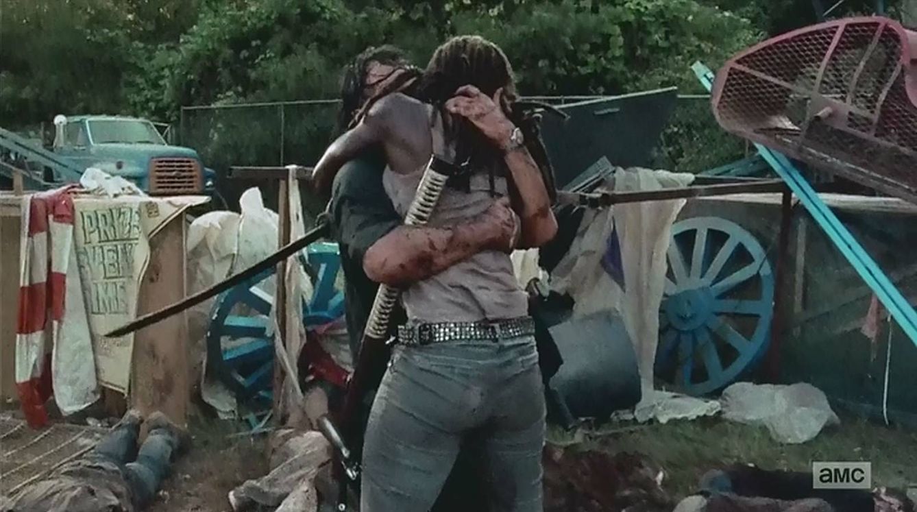 Rick y Michonne, se abrazan en el episodio 7x12.