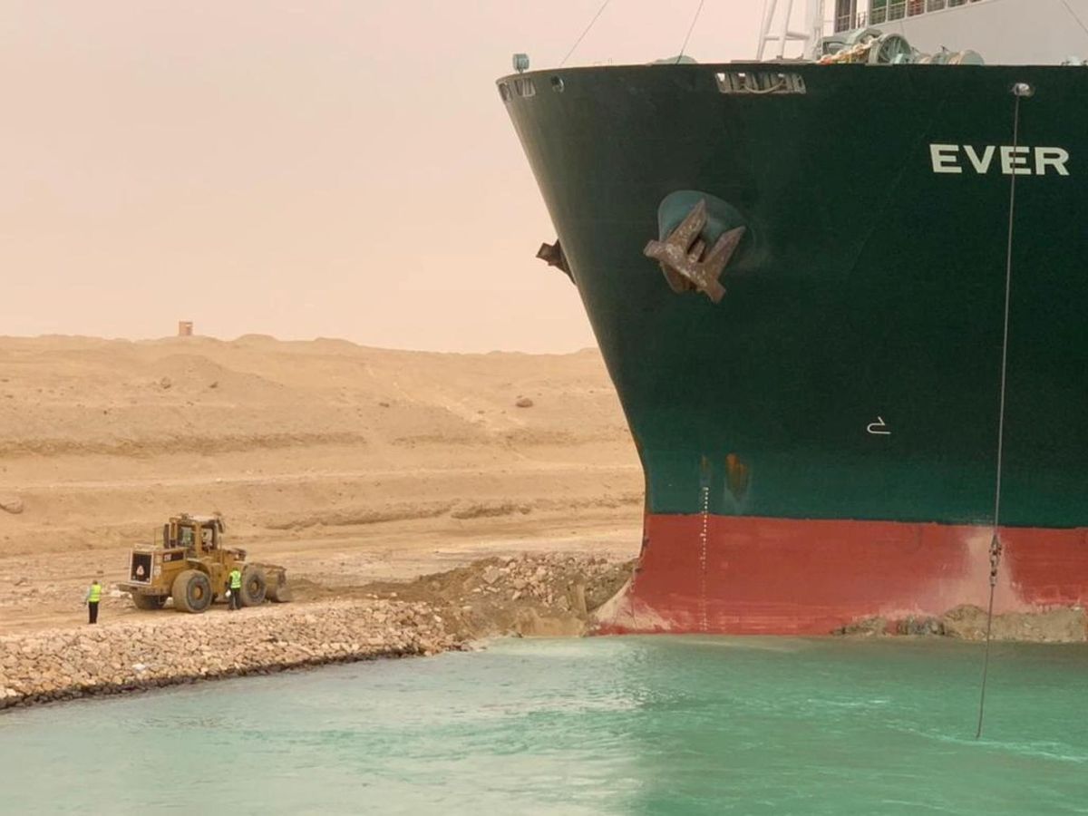 Foto: Obras de reflotación del buque en el canal de Suez. (Reuters)