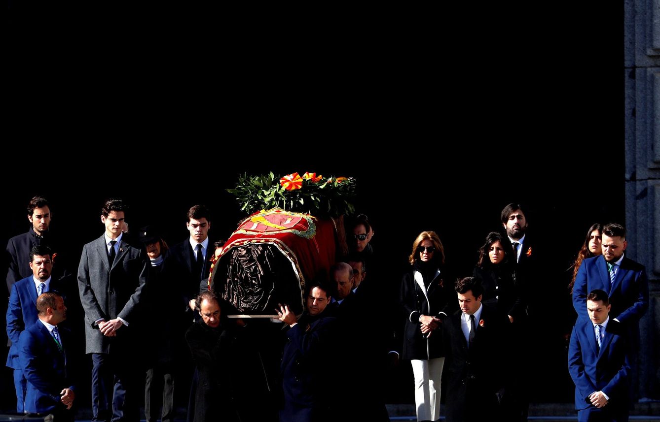 Familiares de Francisco Franco portan el féretro con los restos mortales del dictador tras su exhumación en la basílica del Valle de los Caídos. (EFE/J.J. Guillén)