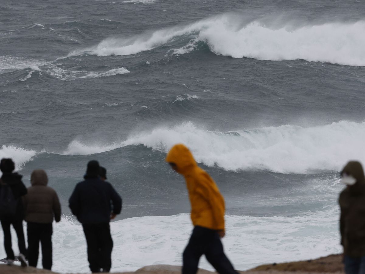 Foto: Turistas este miércoles, en la costa de Muxía (A Coruña). (EFE/Lavandeira jr)