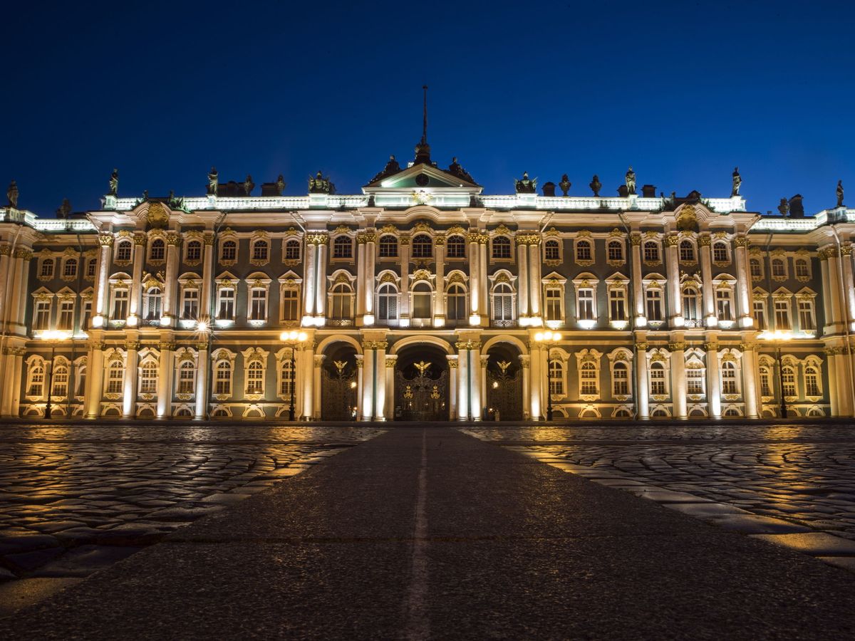 Foto: Museo del Hermitage durante una noche blanca en San Petersburgo. (EFE/Etienne Laurent)