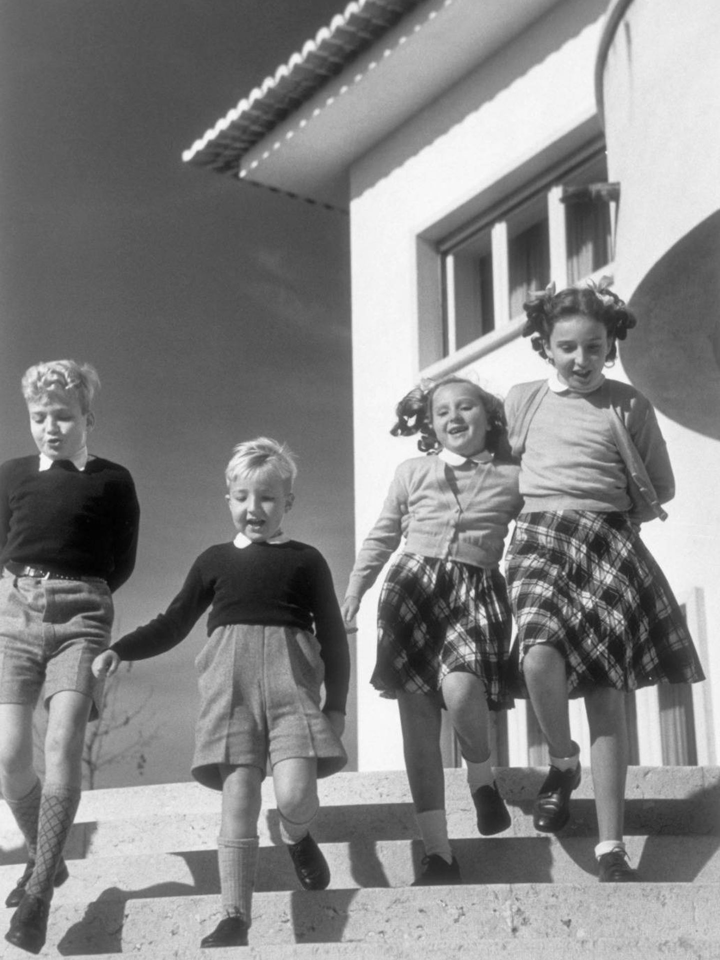 La infanta Pilar, con sus hermanos en Estoril en 1947. (Cordon Press)