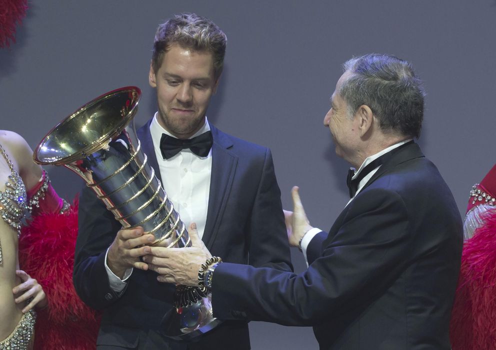 Foto: Jean Todt entrega el trofeo de campeón a Sebastian Vettel.