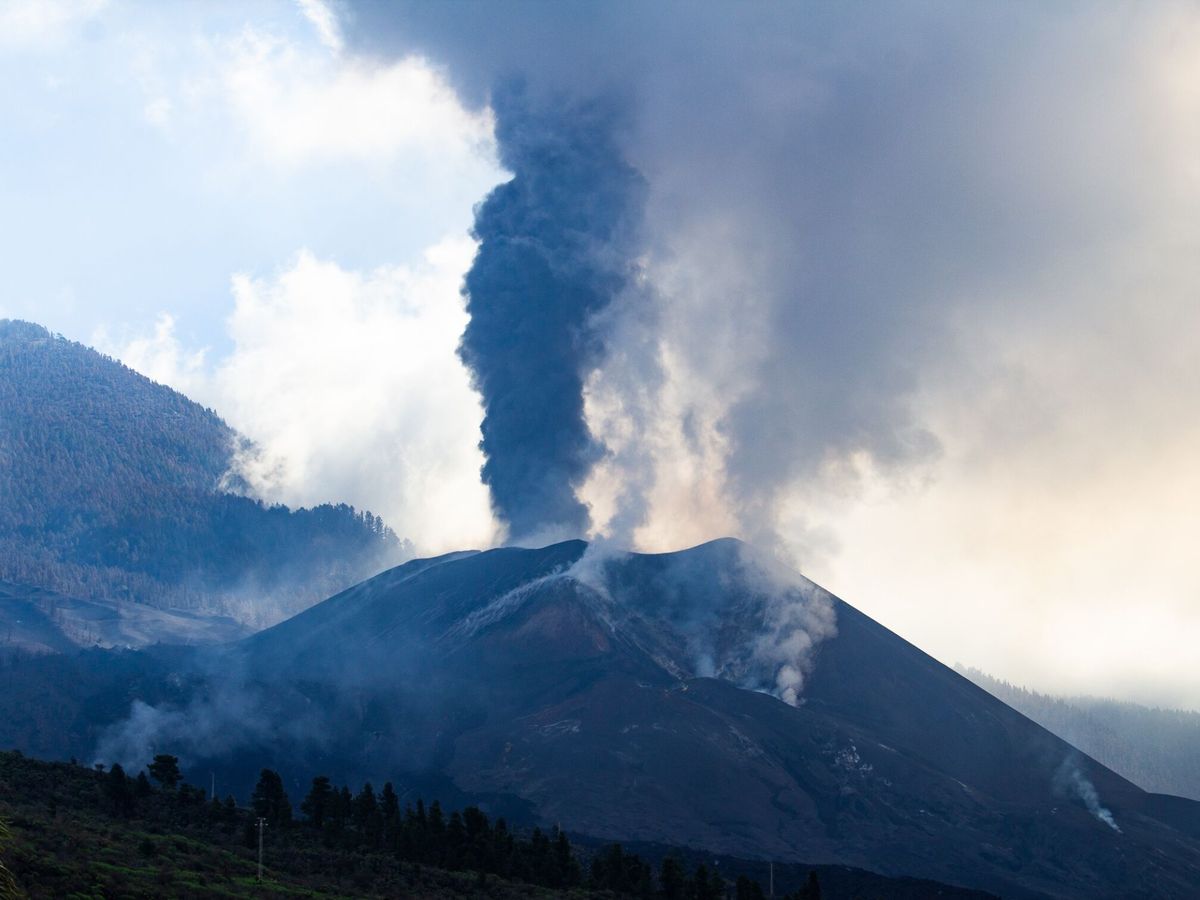 Foto: El volcán de Cumbre Vieja. (EFE/Miguel Calero)