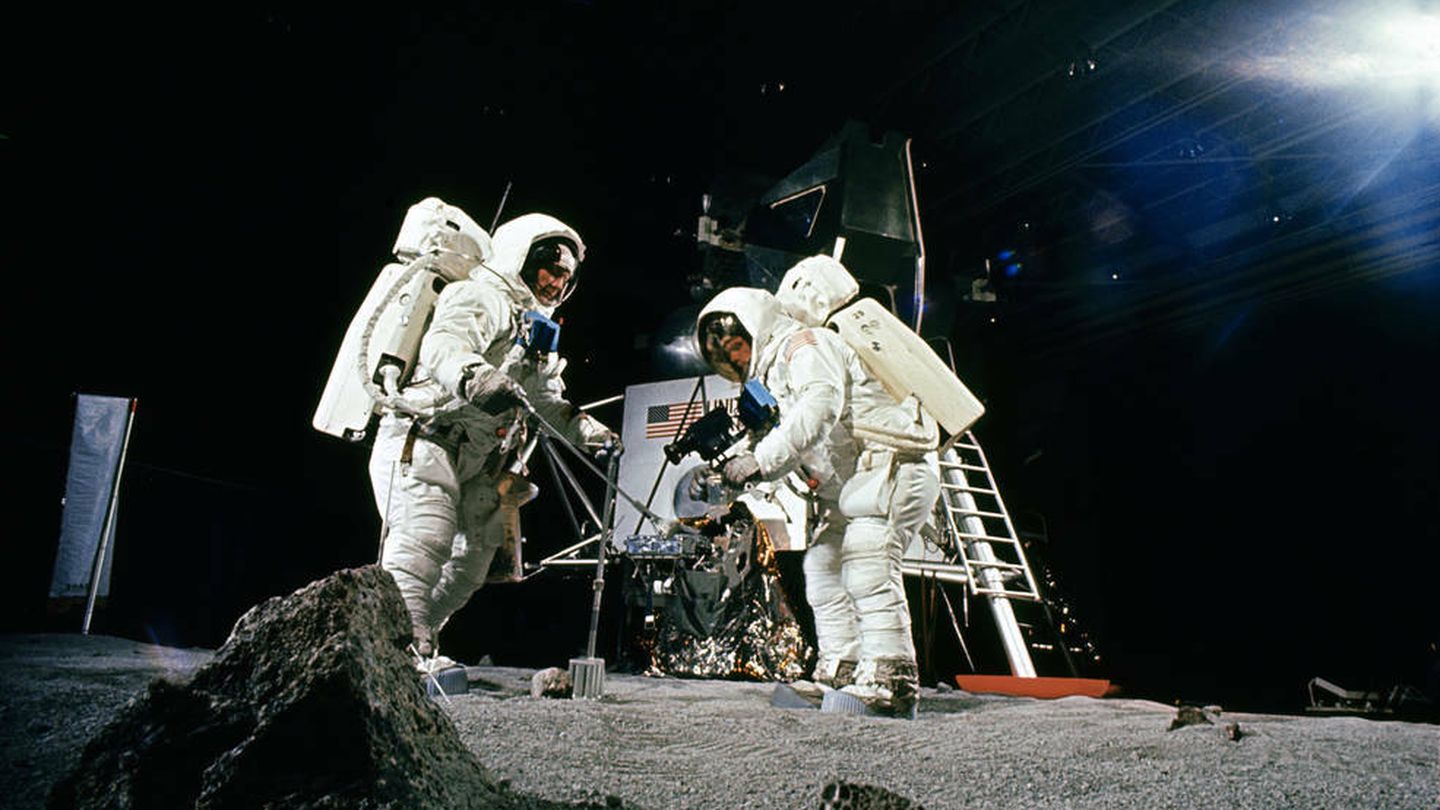 Buzz Aldrin (izquierda) y Neil Armstrong entrenando para su misión en un decorado lunar con gravedad terrestre (NASA)