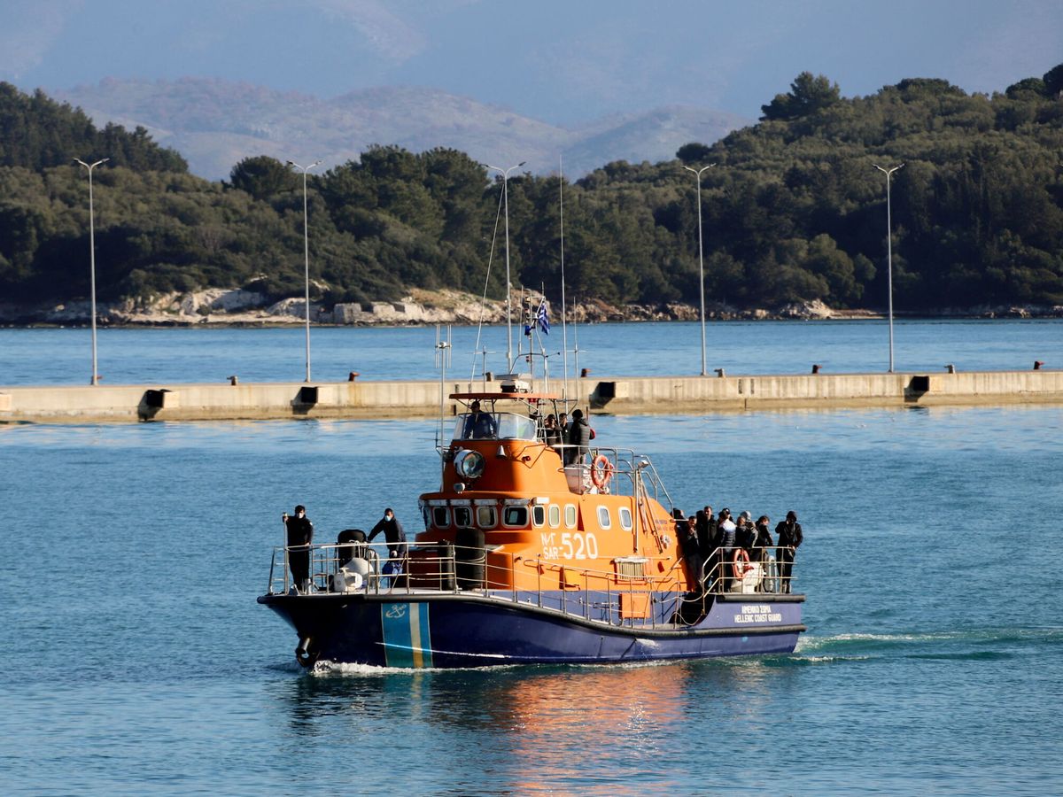 Foto: Labores de búsqueda tras el incendio del ferry en Grecia. (Reuters/Giorgos Korkidis)
