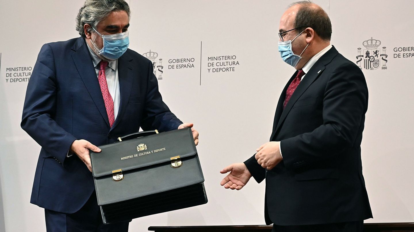Iceta (d) recibe la cartera ministerial de manos de su antecesor, Uribes (i). (EFE)