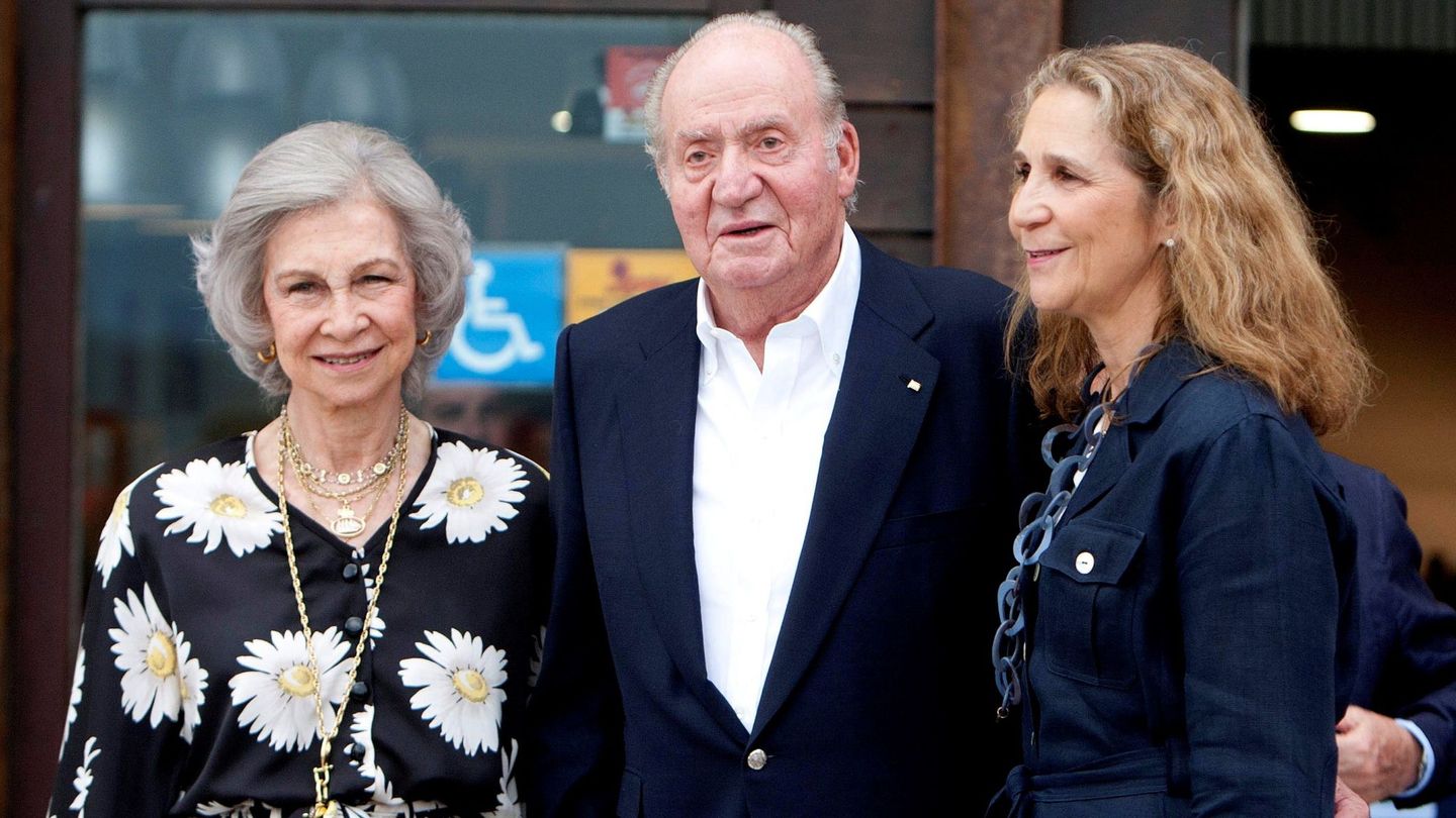 El rey Juan Carlos, la reina Sofía y la infanta Elena. (EFE)