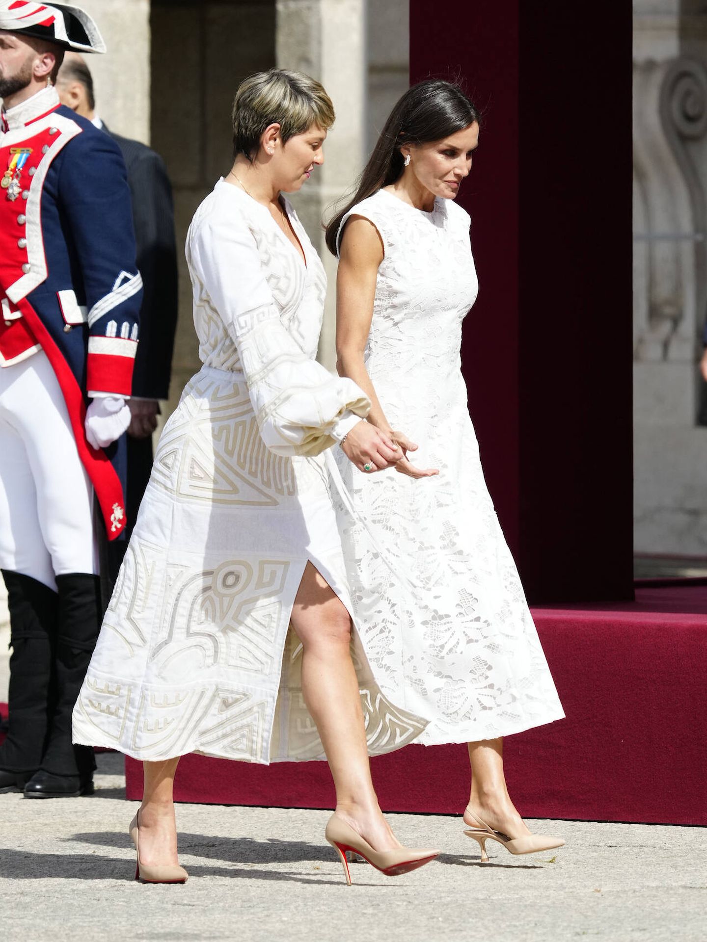 Vestido de Sfera blanco y con bolso de flores de Furla: así ha recibido la  reina Letizia al presidente de Colombia