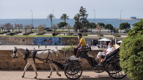 Los españoles siguen sin viajar al exterior y elevan el superávit turístico a máximos