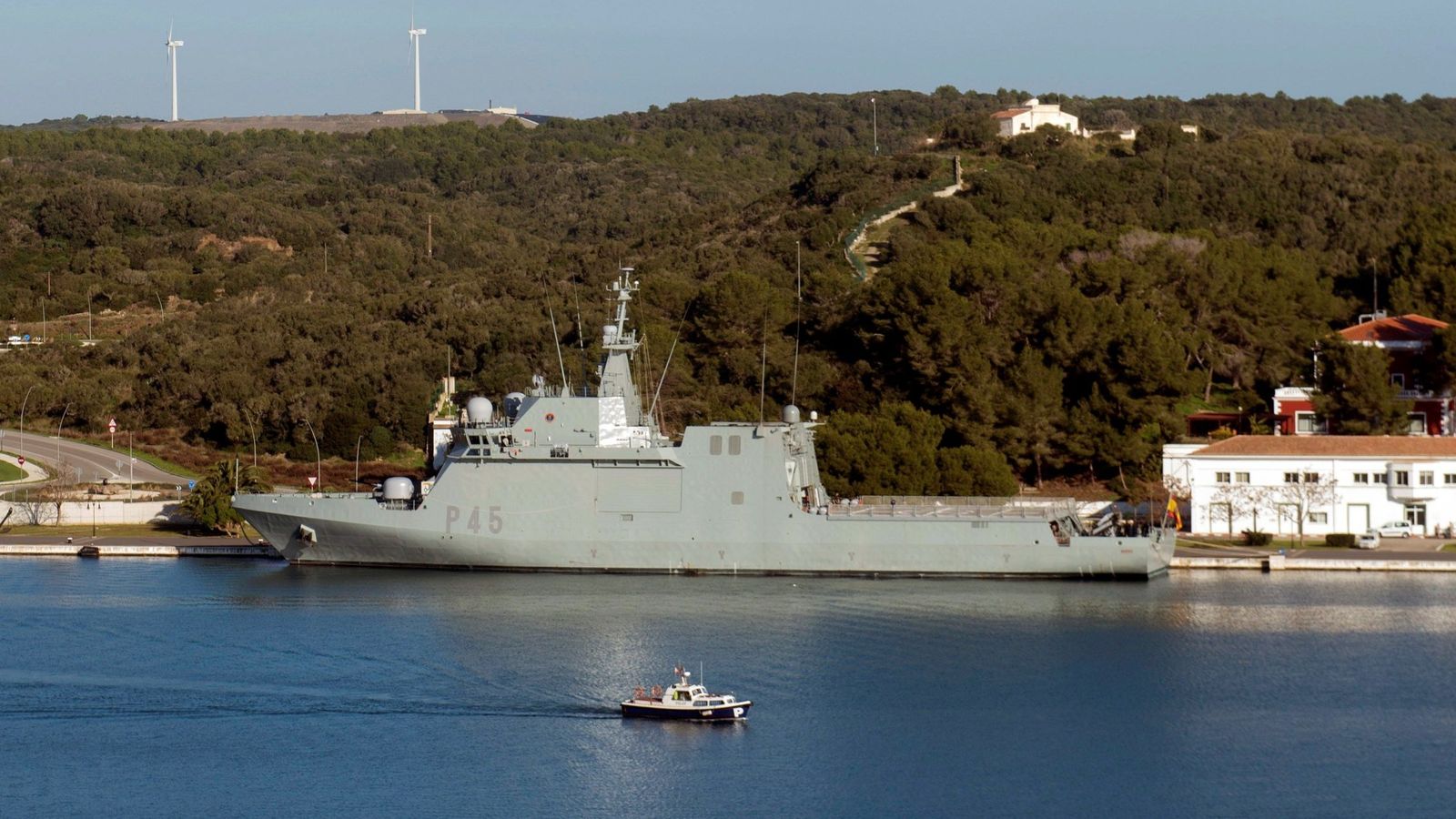 Foto: El buque Audaz de la Armada, estacionado en Mahón. (EFE)