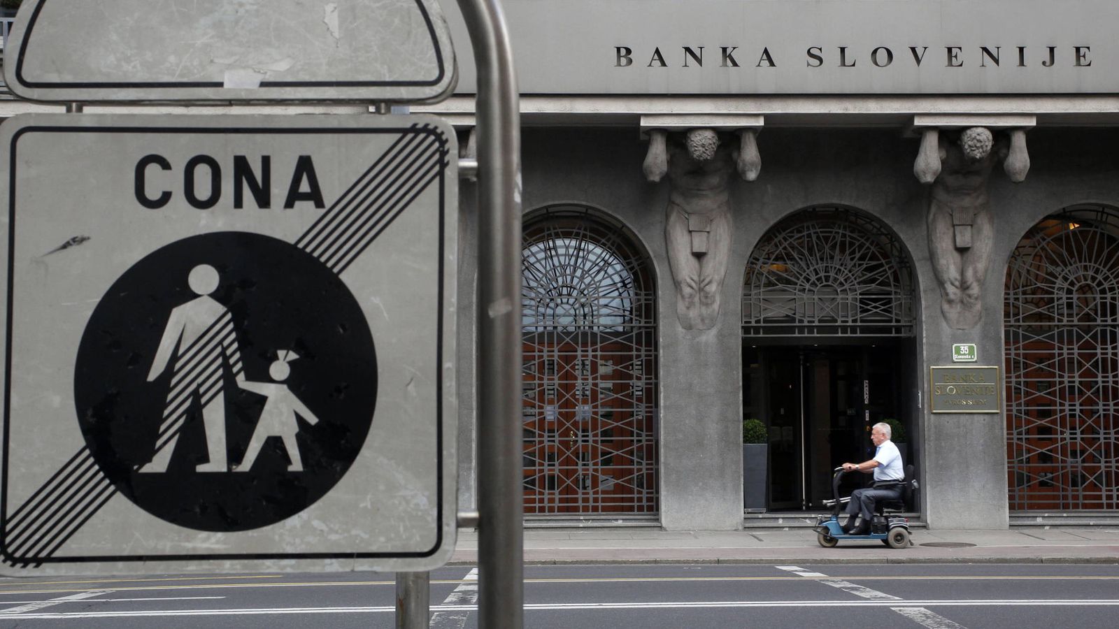 Foto: Un hombre pasa por delante del Banco Nacional de Eslovenia, en Liubliana. (Reuters)