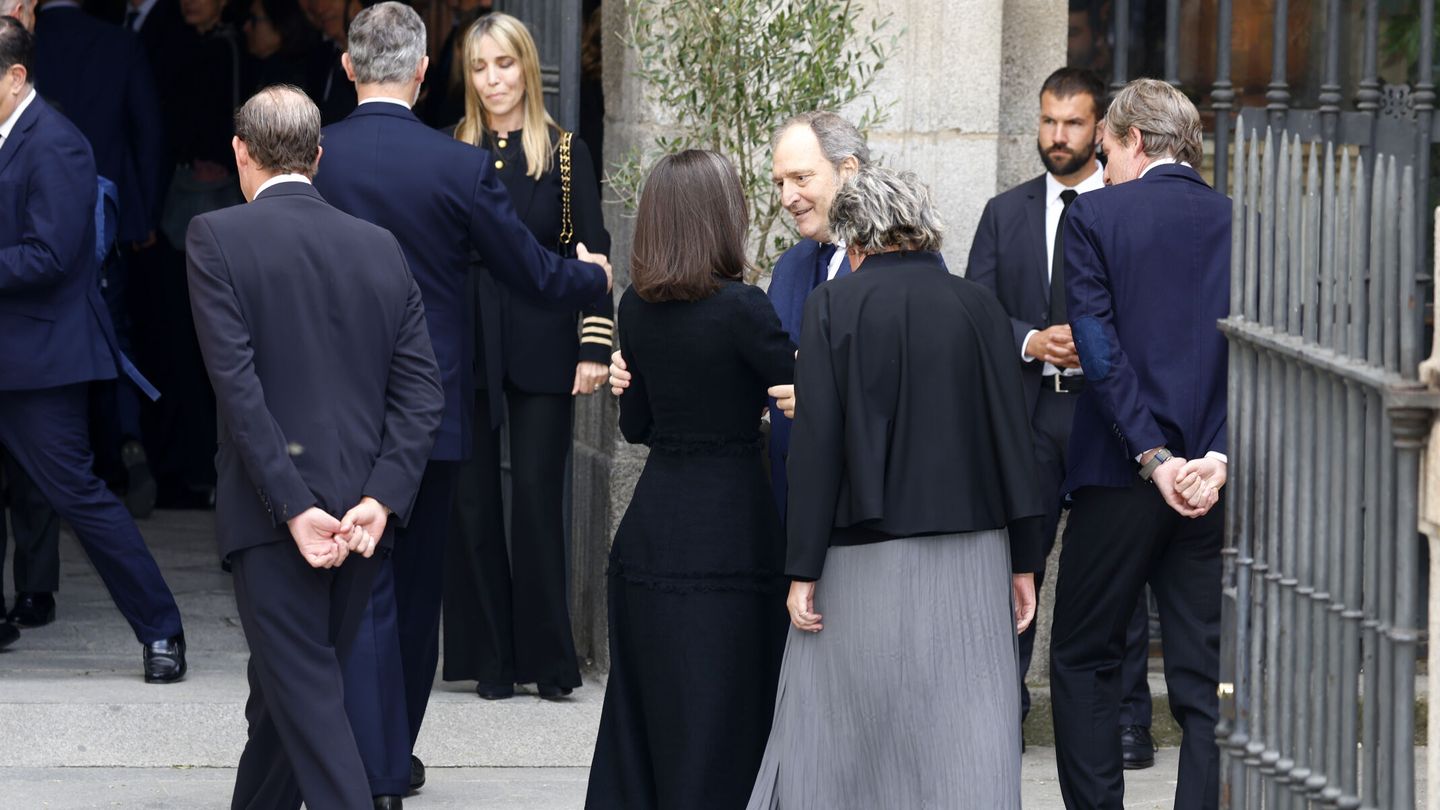 Felipe y Letizia saludan a Simoneta, Beltrán, Juan y Bruno Gómez Acebo a su llegada a la misa funeral de Fernando Gómez-Acebo y de Borbón.(Europa Press)