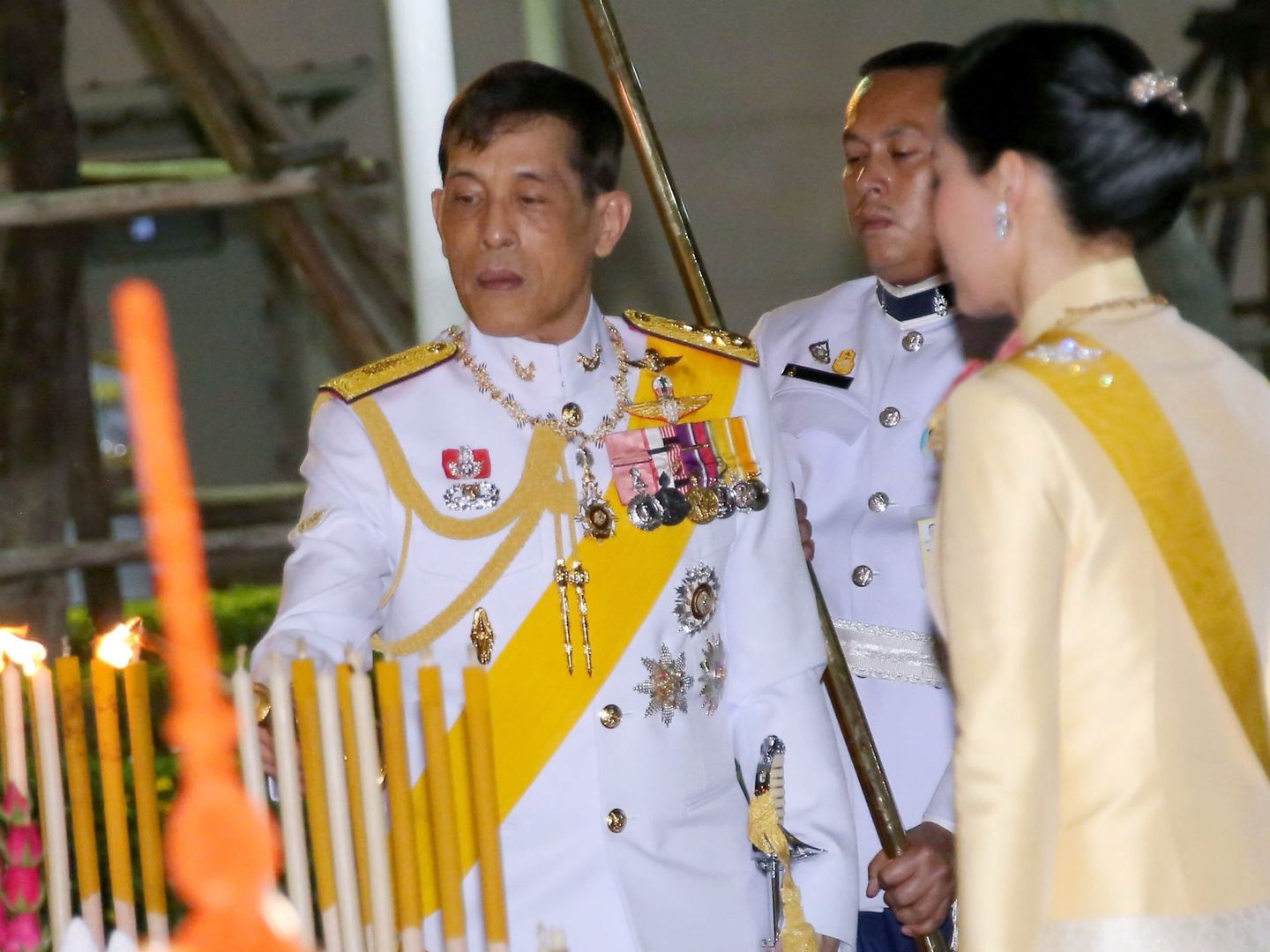 Junto a la reina Suthida, el pasado 6 de abril, de vuelta a Tailandia. (EFE)