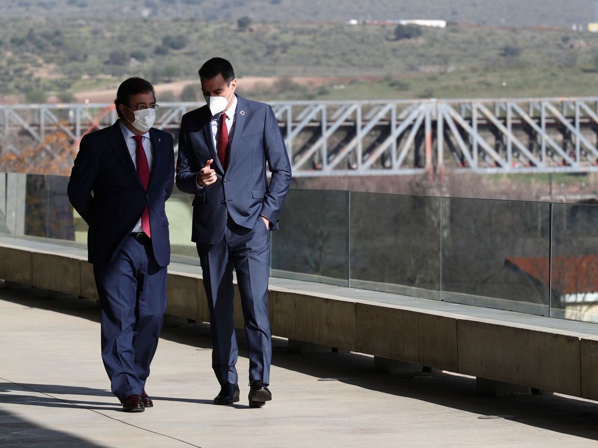 Foto: El presidente del Gobierno, Pedro Sánchez (d), conversa con en el presidente de la Junta de Extremadura, Guillermo Fernández Vara (i), en Mérida. (EFE)