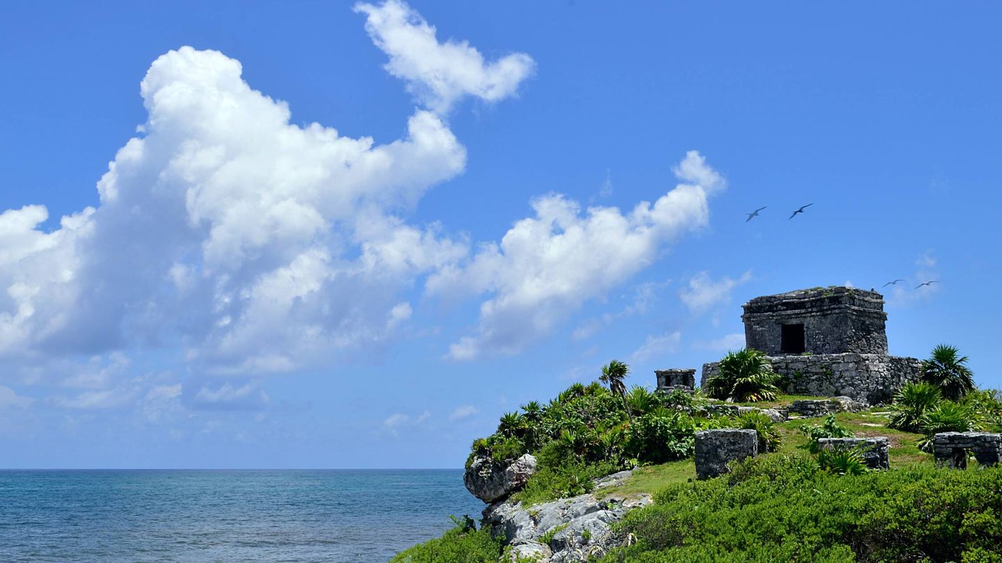 El Castillo, un punto de vigilancia en un acantilado que fue construido por los mayas (Unsplash)