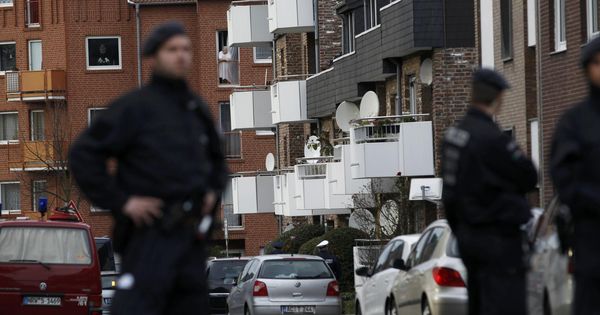Foto: La policía alemana investiga un edificio residencial en Aachen, donde vivía un sospechoso islamista vinculado con los atentados de París, en noviembre de 2015. (Reuters)