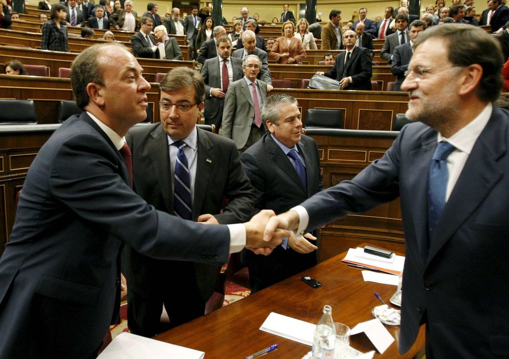 Foto: Rajoy (d) saluda a José Antonio Monago (i) en presencia del presidente de Extremadura, Guillermo Fernández Vara. (EFE)