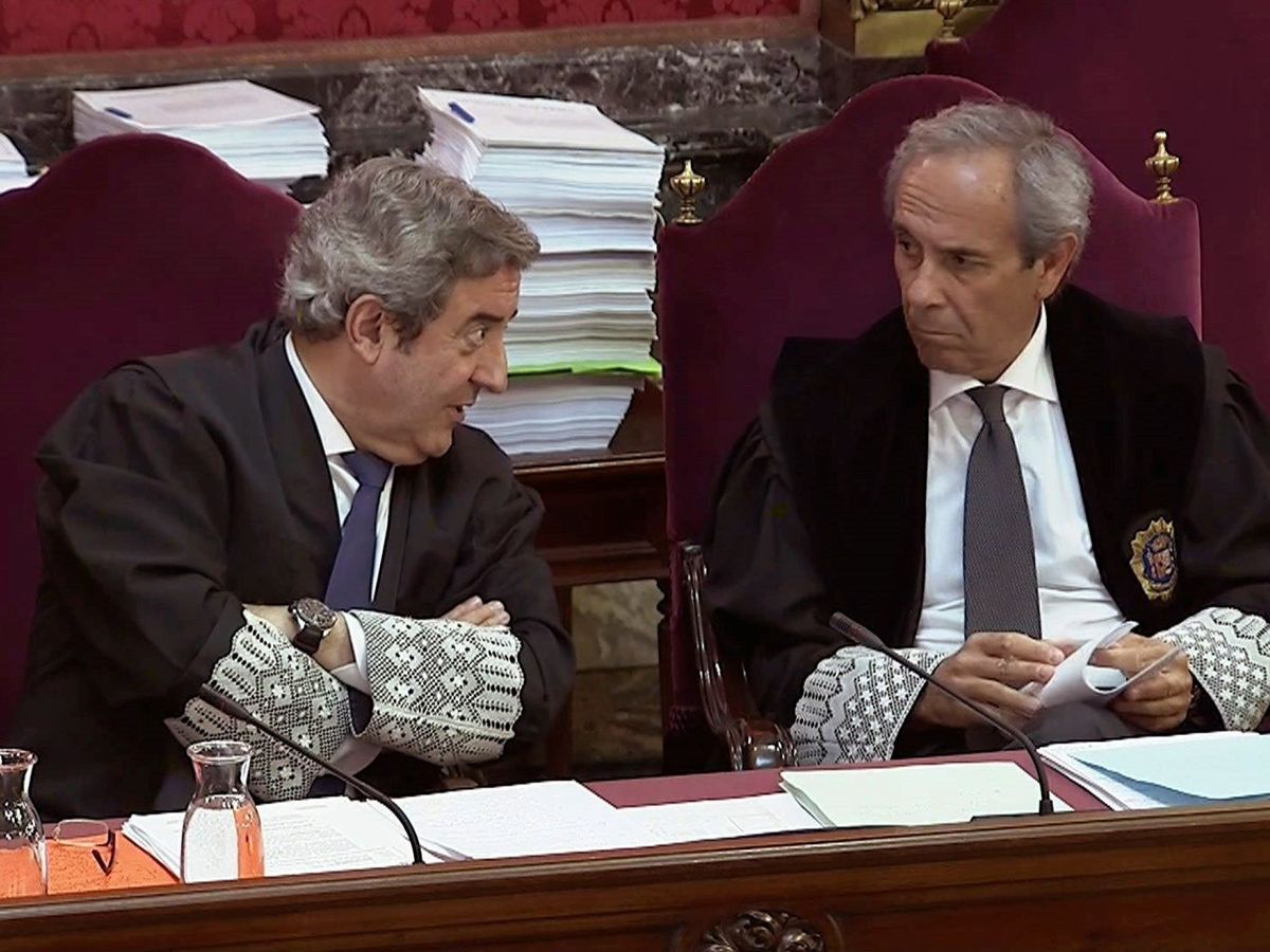 Foto: Imagen capturada de la señal institucional del Tribunal Supremo de los fiscales Javier Zaragoza (i) y Jaime Moreno (d). (EFE)
